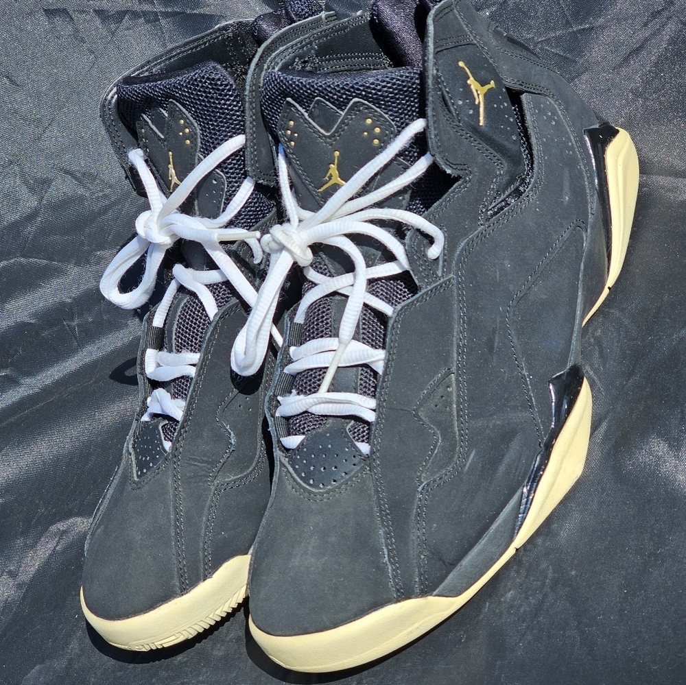 Jordan True Flight Black Metallic Gold Mens Athletic Sneaker Pre Owned Size 11